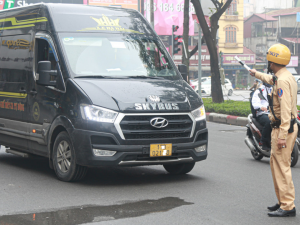 Xử lý nghiêm, phạt nặng xe hợp đồng trá hình gom khách lẻ như tuyến cố định